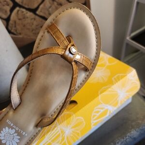 💖💖💖Tan Yellow Box Croc-Embossed Thong Sandal with Decorative Button